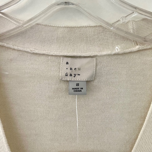 NWT A New Day Womens Lightweight Cream Cropped Cardigan Button Front Size SMALL - Picture 2 of 9